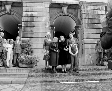 856716 Groepsportret met familie Vonhoff op het bordes van het Stadhuis (Stadhuisbrug) te Utrecht bij de installatie ...